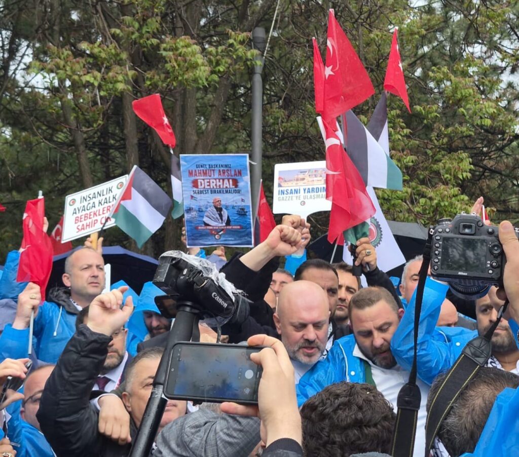 HAK-İŞ’ten İsrail Rezidansı Önünde Protesto: “Mahmut Arslan Yalnız Değildir”