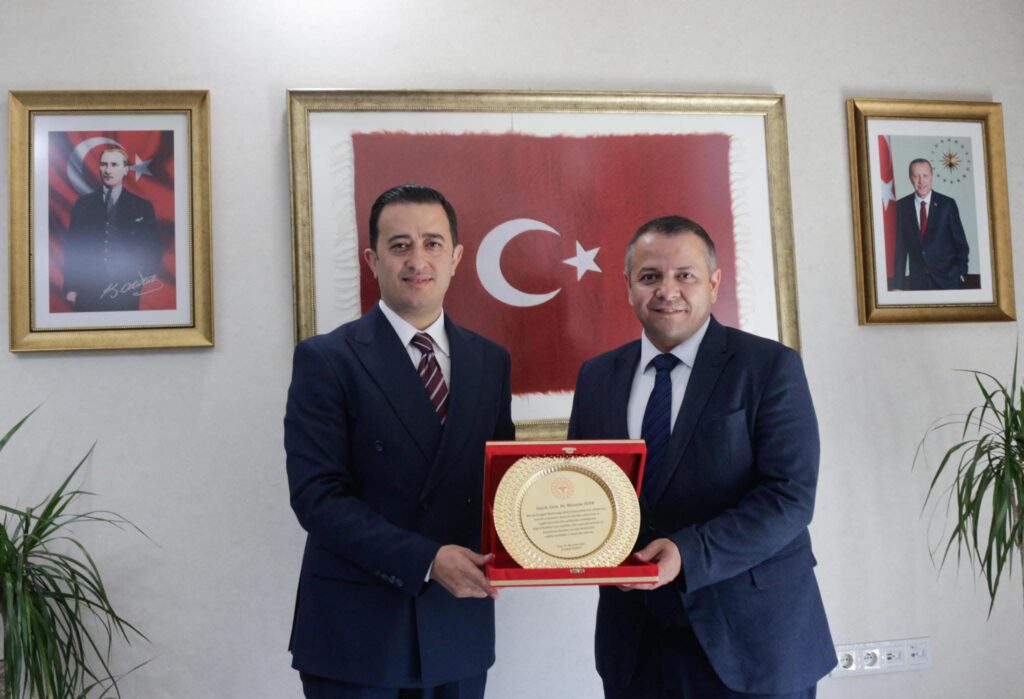 Başhekimi Hüseyin Özer’e Veda ve Teşekkür Plaketi