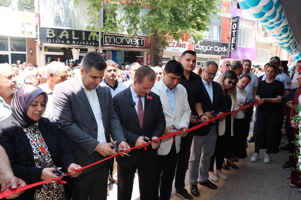 İLÇENİN İLK PARK KAFESİ HİZMETE AÇILDI